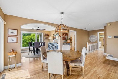 Gorgeous filled with natural light and move in ready, this - photo 13