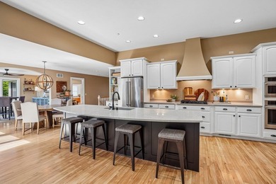 Gorgeous filled with natural light and move in ready, this - photo 20