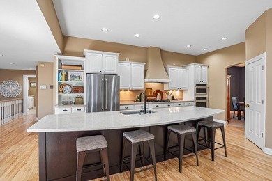 Gorgeous filled with natural light and move in ready, this - photo 21