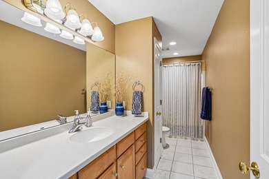 Gorgeous filled with natural light and move in ready, this - photo 26