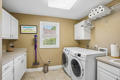 Gorgeous filled with natural light and move in ready, this - photo 38