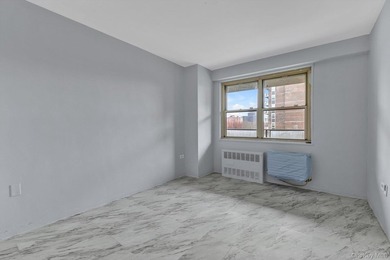 Spacious three-bedroom one-and-a-half-bathroom condominium - photo 12
