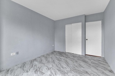 Spacious three-bedroom one-and-a-half-bathroom condominium - photo 15