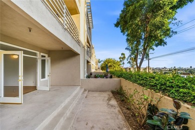 Perched in Signal Hill, this rare single-level 2-bed, 2-bath - photo 4