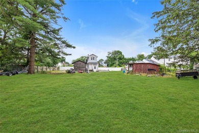 Two-bedroom Colonial on an oversized lot in Suffolk County - photo 12