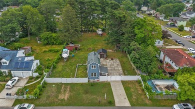 Two-bedroom Colonial on an oversized lot in Suffolk County - photo 14