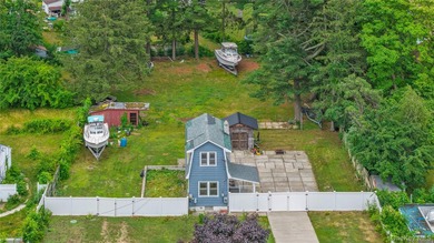 Two-bedroom Colonial on an oversized lot in Suffolk County - photo 16