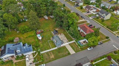 Two-bedroom Colonial on an oversized lot in Suffolk County - photo 17