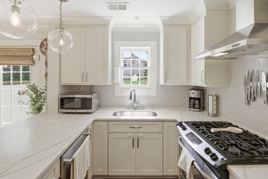 HARLESTON VILLAGE PIED-A-TERRE! Imagine living in the heart of - photo 17