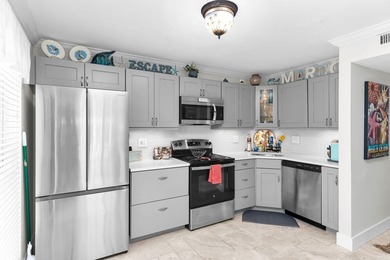 Welcome to your slice of paradise! This beautifully remodeled - photo 4