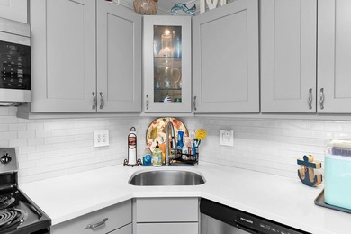 Welcome to your slice of paradise! This beautifully remodeled - photo 6