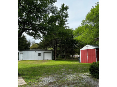 Beautiful open concept home located at the end of a dead end - photo 2