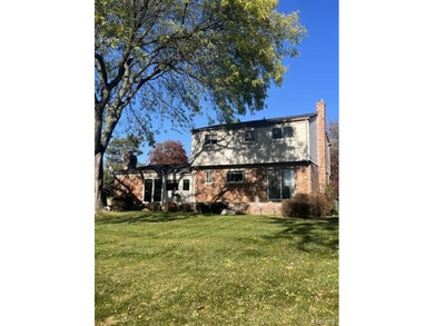 Lake Oakland Home Active Under Contract in Waterford Michigan