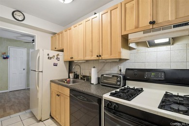 Welcome to 101 Clinton Avenue! This spacious third-floor - photo 17