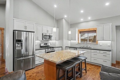 This is mountain luxury at its finest. Impeccably maintained - photo 5