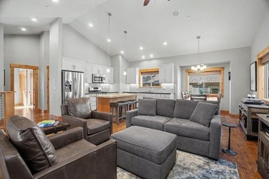 This is mountain luxury at its finest. Impeccably maintained - photo 8