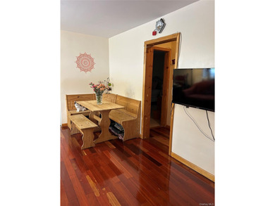 Sunny and Bright 2 Bedrooms Garden Apartment on the 1st Floor in - photo 4