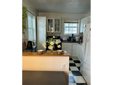 Sunny and Bright 2 Bedrooms Garden Apartment on the 1st Floor in - photo 5