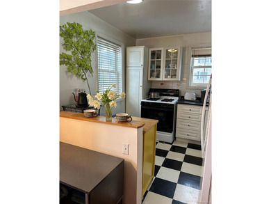 Sunny and Bright 2 Bedrooms Garden Apartment on the 1st Floor in - photo 7