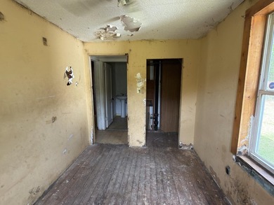 Welcome to your next REO opportunity! Built in 1970, this corner - photo 11