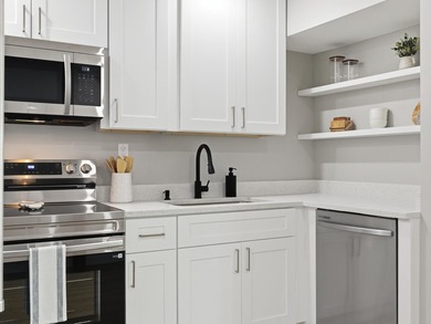 Welcome to this charming FULLY RENOVATED 2-bedroom, 1-bathroom - photo 14