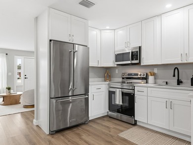Welcome to this charming FULLY RENOVATED 2-bedroom, 1-bathroom - photo 17