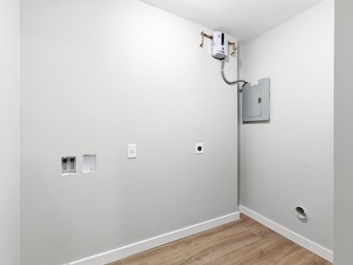 Welcome to this charming FULLY RENOVATED 2-bedroom, 1-bathroom - photo 24