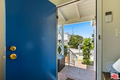 Beautifully updated coastal residence featuring 4 bedrooms, 2 - photo 4