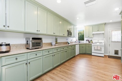 Beautifully updated coastal residence featuring 4 bedrooms, 2 - photo 10