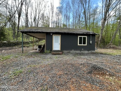 Investor-friendly opportunity at 1149 Avoy Rd! This 1 bedroom, 1 - photo 2