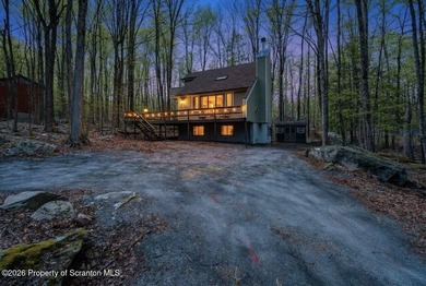 Welcome to this beautifully updated four-bedroom, three-bathroom - photo 3