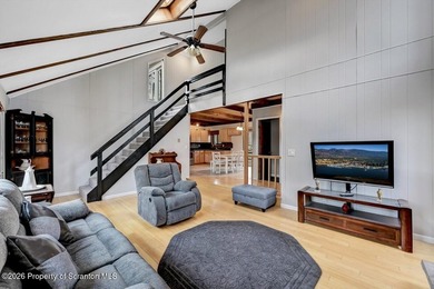 Welcome to this beautifully updated four-bedroom, three-bathroom - photo 10