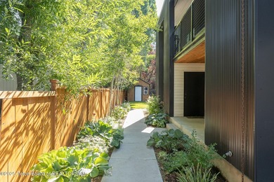 This exceptional, well-maintained W Jackson triplex is a rare - photo 3