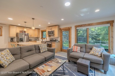 This exceptional, well-maintained W Jackson triplex is a rare - photo 4