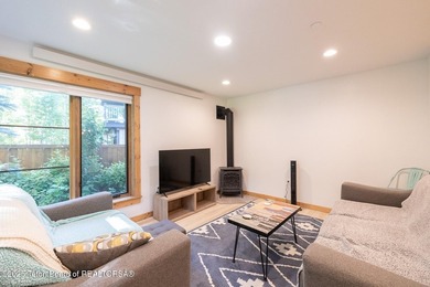 This exceptional, well-maintained W Jackson triplex is a rare - photo 5