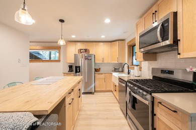 This exceptional, well-maintained W Jackson triplex is a rare - photo 7