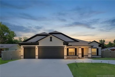 WOW!! Gorgeous custom pool home featuring 4 spacious bedrooms, 3 - photo 27