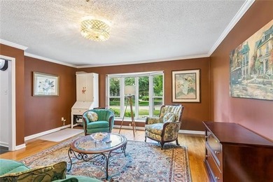 Located in the sought after neighborhood of Chateau Estates, a - photo 4