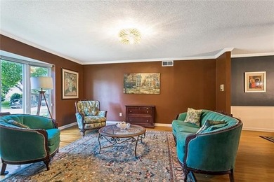 Located in the sought after neighborhood of Chateau Estates, a - photo 5