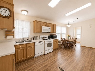 Spacious 2 bedroom, 2 bathroom home with a den in the desirable - photo 12