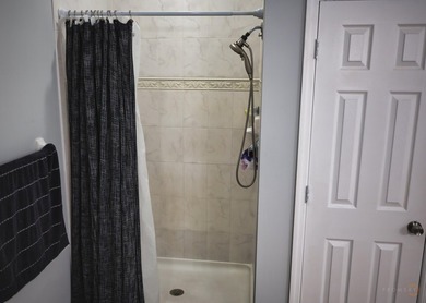 Beautiful 4-Bedroom/3 Bath and Den Home on a Private Lot - - photo 26
