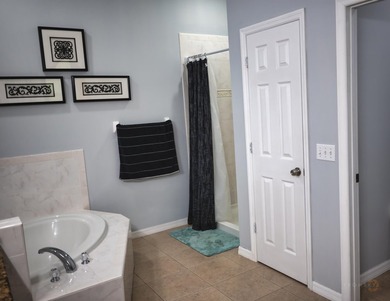 Beautiful 4-Bedroom/3 Bath and Den Home on a Private Lot - - photo 27