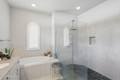 Step into refined elegance with this stunning 5-bedroom, 4 - photo 30