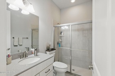Step into refined elegance with this stunning 5-bedroom, 4 - photo 46