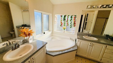 Well-maintained and spacious 1996 manufactured home located in - photo 19