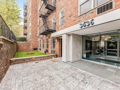 COMMUTERS DREAM LOCATION! Sun drenched 1 BR/Junior 4. Alcove