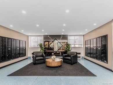 COMMUTERS DREAM LOCATION! Sun drenched 1 BR/Junior 4. Alcove