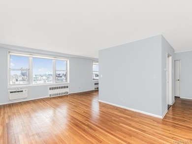 COMMUTERS DREAM LOCATION! Sun drenched 1 BR/Junior 4. Alcove