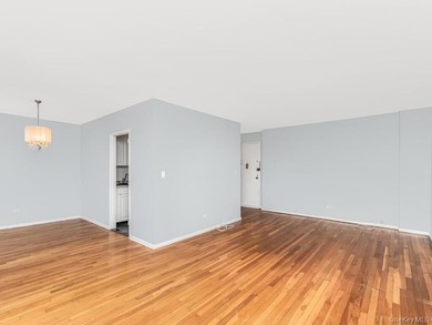 COMMUTERS DREAM LOCATION! Sun drenched 1 BR/Junior 4. Alcove