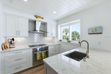 Highly sought-after direct bayfront residence, beautifully - photo 15